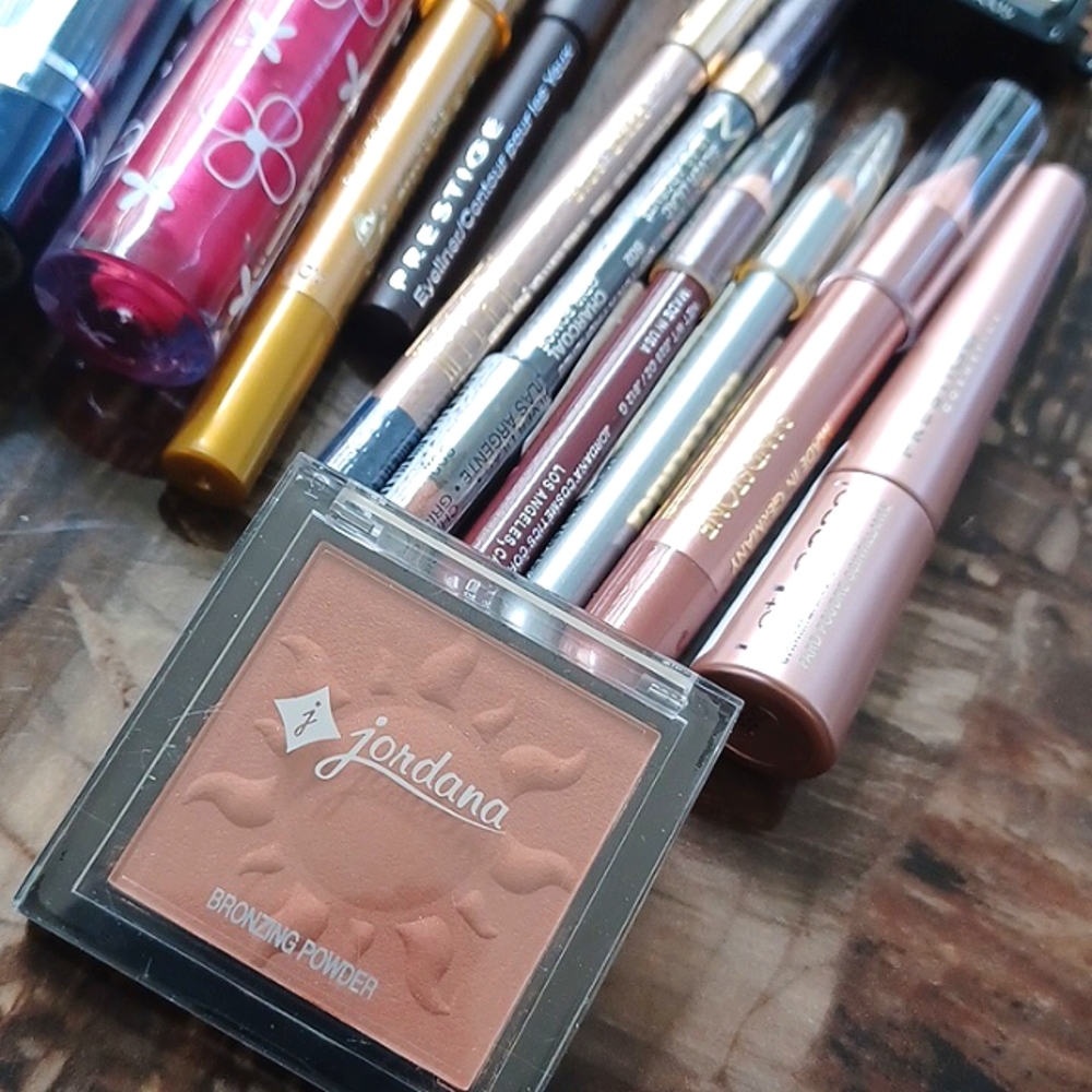Makeup Bundle - Picture 4 of 6